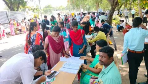 வேலை வாய்ப்பு முகாமில் பட்டதாரிகள் குவிந்தனர்