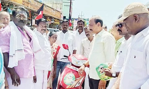 வாகனங்களில் ஸ்டிக்கர் ஒட்டும் பணி நடந்தது.
