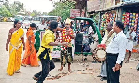 கலைநிகழ்ச்சி மூலம் பொதுமக்களுக்கு விழிப்புணர்வு ஏற்படுத்தபட்டது.
