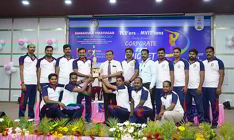 &nbsp;டி-10 கிரிக்கெட் போட்டியில் வெற்றி பெற்ற  எம்.ஐ.டி கல்லூரி அணிக்கு பரிசு கோப்பை வழங்கப்பட்ட காட்சி.