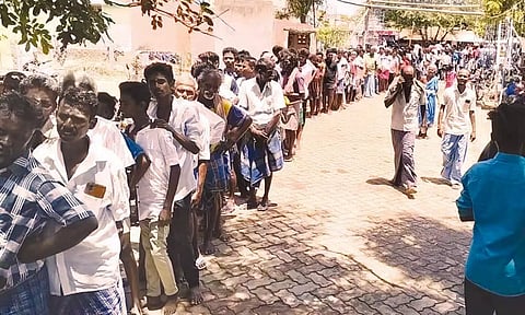 கோவில் களரி திருவிழாவில் ஆண்கள் மட்டுமே பங்கேற்ற சம்பந்தி கறிவிருந்து- பசியாறிய பக்தர்கள்