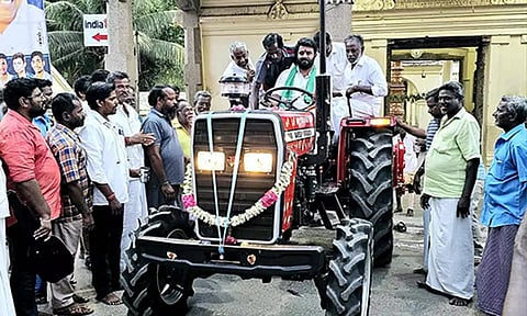 விவசாய உழவு பணிக்கு டிராக்டரை செந்தில்குமார் எம்.எல்.ஏ., வழங்கிய காட்சி.
