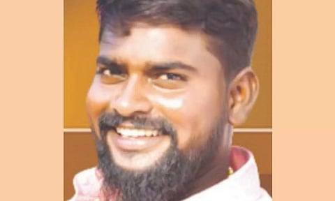 வெடிகுண்டுகளை வீசி வெட்டி தி.மு.க. பிரமுகர் கொலை: தொழில் போட்டியில் ரவுடிகளால் தீர்த்துக்கட்டப்பட்டாரா?- பரபரப்பு தகவல்கள்