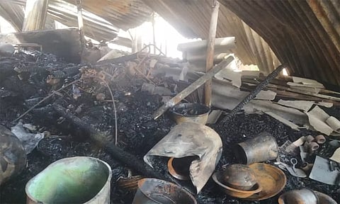 அந்தியூர் அருகே குடிசை வீடு தீப்பிடித்து எரிந்தது