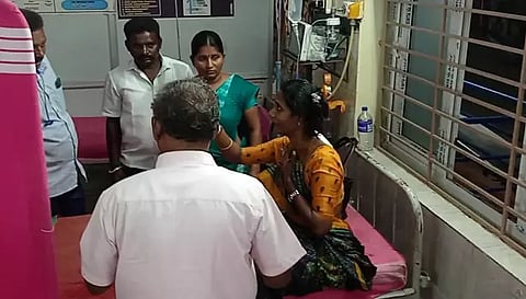 ஆஸ்பத்திரியில் சிகிச்சை பெற்று வரும் ஆசிரியை காயத்ரி.