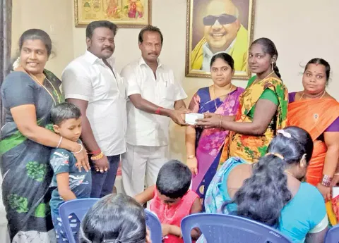 தி.மு.க.மகளிர் அணி நிர்வாகிக்கு கைக்கடிகாரம் வழங்கிய காட்சி.&nbsp;