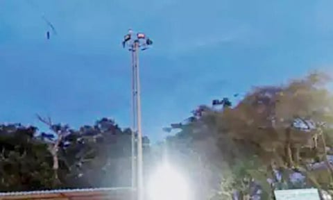 போத்தனூரில் இருளில் மூழ்கிய மின்கோபுர விளக்கு