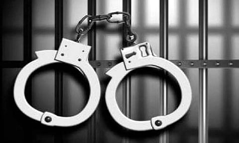 பெருங்களத்தூர் ரெயில் நிலையத்தில் பெண்ணை கத்தியால் குத்திவிட்டு தப்பிய நபர் கைது