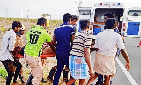 மதுரை அருகே நான்கு வழிச்சாலையில் விபத்து- சாலையோர பள்ளத்தில் கார் கவிழ்ந்து கேரள தொழிலதிபர் பலி