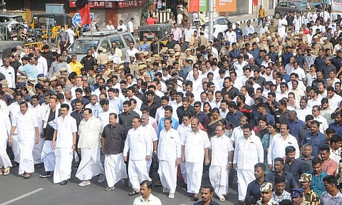 கருணாநிதி நினைவு நாள்- மு.க.ஸ்டாலின் தலைமையில் அமைதி பேரணி