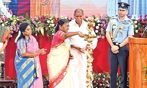 புதுச்சேரி ஜிப்மர் ஆஸ்பத்திரியில் புற்றுநோய் சிகிச்சைக்கான நவீன கதிரியக்க கருவியை ஜனாதிபதி திரவுபதிமுர்மு தொடங்கி வைத்தார். அருகில்  கவர்னர் தமிழிசை சவுந்தரராஜன், முதலமைச்சர் ரங்கசாமி உள்ளனர்.