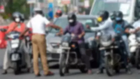 திருச்செங்கோட்டில் போக்குவரத்து விதிமுறையை மீறிய 2 வாகனங்கள் பறிமுதல்