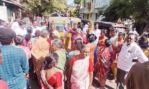 சாலை மறியலில் ஈடுபட்ட பொதுமக்கள்.