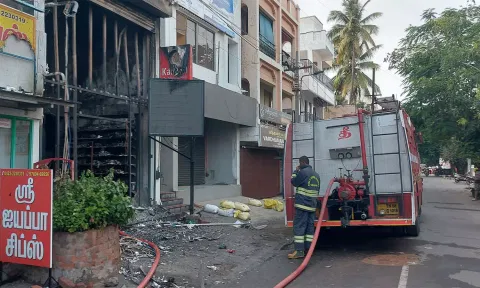 கோவையில் அழகு சாதன பொருட்கள் கடையில் பயங்கர தீ விபத்து