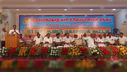 திருச்செங்கோடு லாரி உரிமையாளர்கள் சங்கத்தின் 61-வது மகாசபை கூட்டத்தில் சங்கத் தலைவர் மூர்த்தி பேசியபோது எடுத்த படம்.
