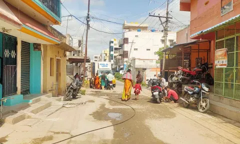 சூளகிரி கோட்டை தெருவில் குரங்குகளால் அறுந்து விழுந்து கிடக்கும் கேபில் ஒயர்களை படத்தில் காணலாம்.  
