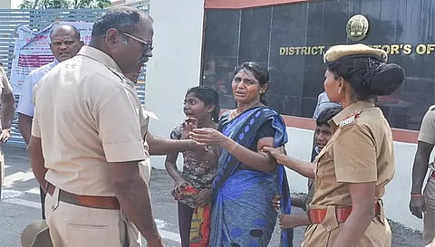 கலெக்டர் அலுவலகத்தில் தீக்குளிக்க முயன்ற ரேஷ்மா.