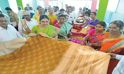 கைத்தறி கண்காட்சியை மாவட்ட கலெக்டர் பூங்கொடி ெதாடங்கி வைத்தார்.