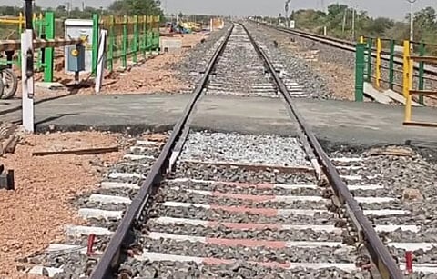 ஓசூரில் ரெயில்வே பாலம் விரிவாக்க பணி  தொடங்கியதால் போக்குவரத்து மாற்றம்