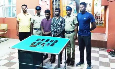 கைதான 2 பேரையும், அவர்களை பிடித்த போலீசார்களையும் படத்தில் காணலாம்.