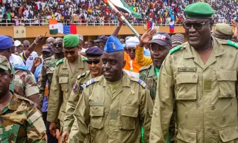 வான்வழி போக்குவரத்தை தடை செய்த ராணுவ ஆட்சி: போர் மூளும் அபாயத்தில் நைஜர்