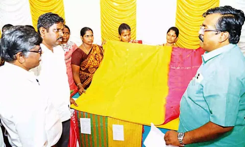 கைத்தறி கண்காட்சி மற்றும் விற்பனை நிகழ்ச்சியை துவக்கி வைத்த காட்சி.