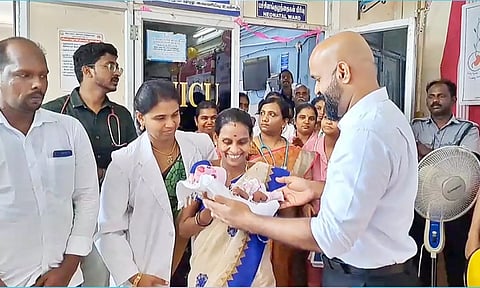 குழந்தையை பெற்றோரிடம் கலெக்டர் ஜானி டாம் வர்கீஸ் மகிழ்ச்சியோடு ஒப்படைத்த காட்சி.