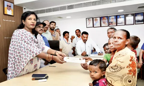 பயனாளிக்கு நிவாரண ஆணையினை கலெக்டர் ஷஜீவனா வழங்கினார்.
