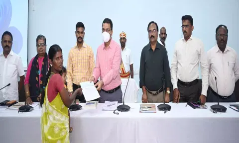 முதல்-அமைச்சரின் பொது நிவாரண நிதியிலிருந்து ரூ.1 லட்சம் நிவாரண நிதிக்கான காசோலையை பயனாளிக்கு கள்ளக்குறிச்சி கலெக்டர் ஷ்ரவன்குமார் வழங்கினார்.