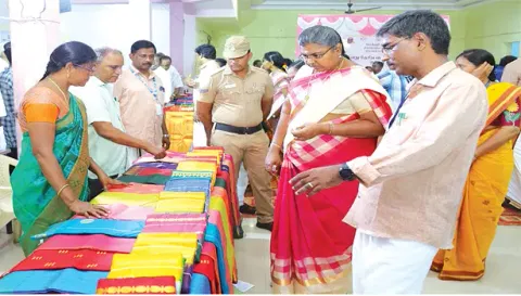 ராசிபுரத்தில் கைத்தறி கண்காட்சியை கலெக்டர் உமா தொடங்கி வைத்து பார்வையிட்டபோது எடுத்த படம்.