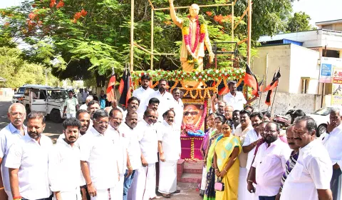 
கருணாநிதி படத்திற்கு நகர்மன்ற தலைவர் துரைஆனந்த் மற்றும் தி.மு.க.வினர் மாலை அணிவித்து மரியாதை செலுத்தினர்.
