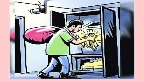 வீடு புகுந்து நகை-பணம் திருட்டு