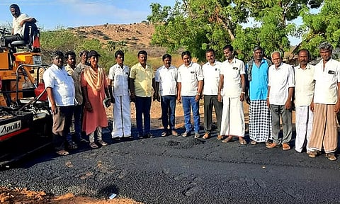 திருவேங்கடநாதபுரத்தில் ரூ. 1 கோடியில் புதிய தார்ச்சாலை- பேட்டை ரூரல் பஞ்சாயத்து தலைவர் தொடங்கி வைத்தார்