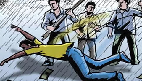 மாணவியுடன் பழகியதால் வாலிபரை மரத்தில் கட்டி வைத்து தர்ம அடி