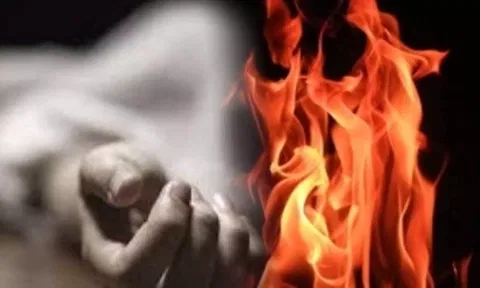 பாலியல் பலாத்காரம் செய்து கொலை: எரியும் மகள் சிதையில் குதித்து தந்தை தற்கொலை முயற்சி