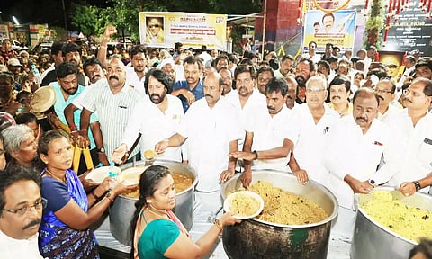 திருவண்ணாமலை மாவட்ட தி.மு.க. சார்பில் கருணாநிதி நினைவு நாளை முன்னிட்டு பொதுப்பணித்துறை அமைச்சர் எ.வ. வேலு உணவு வழங்கும் நிகழ்ச்சியை தொடங்கி வைத்த போது எடுத்த படம்.