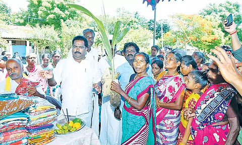 பொதுமக்களுக்கு தென்னங்கன்றுகள் வழங்கப்பட்டது.