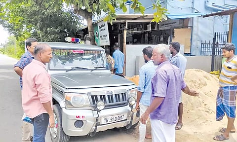 கொள்ளை நடந்த கடையில் விசாரணை மேற்கொண்ட போலீசார்.