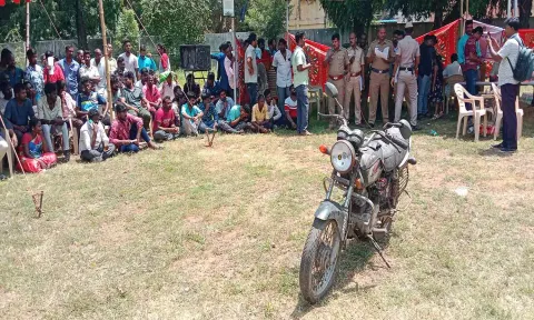 வேலூர் நேதாஜி மைதானத்தில் போலீசார் பறிமுதல் செய்த வாகனங்கள் ஏலம் விடப்பட்ட காட்சி.