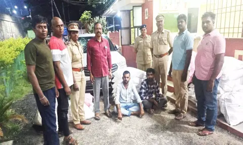 சொகுசு காரில் போதைப் பொருட்கள் பறிமுதல்