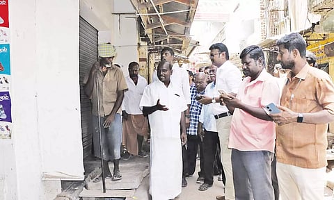 ஆக்கிரப்புகள் அகற்றப்படுவதை ஆணையர் சரவணகுமார் பார்வையிட்டார்.