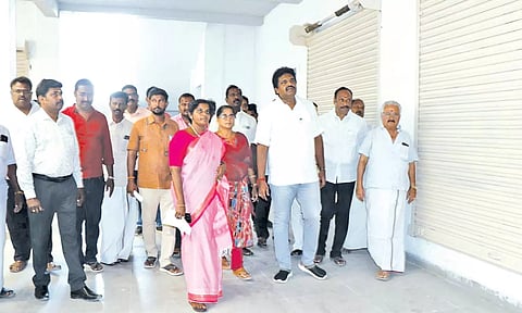 அண்ணா வணிக வளாகத்தை மேயர் சண். ராமநாதன் பார்வையிட்டு ஆய்வு செய்தார்.