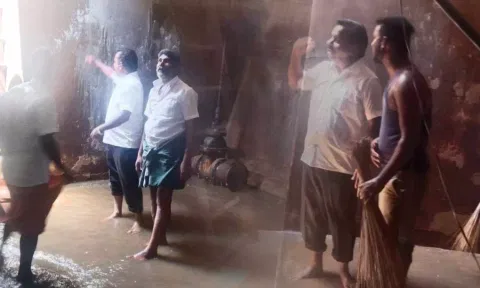 குடிநீர் தேக்க தொட்டிக்குள் இறங்கி சுத்தம் செய்த பேரூராட்சி தலைவர்- பகுதி மக்கள் பாராட்டு
