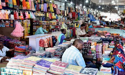 ஈரோடு ஜவுளி சந்தை வெறிச்சோடியது