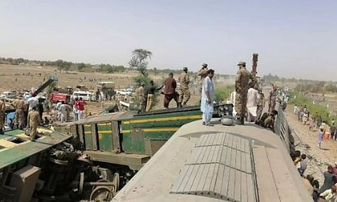 ஹசரா எக்ஸ்பிரஸ் ரெயில் விபத்து - 6 அதிகாரிகள் சஸ்பெண்ட்