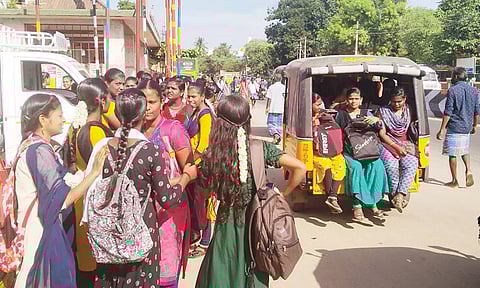 பஸ் இல்லாததால் ஆட்டோவில் பயணிக்கும் மாணவிகள்.