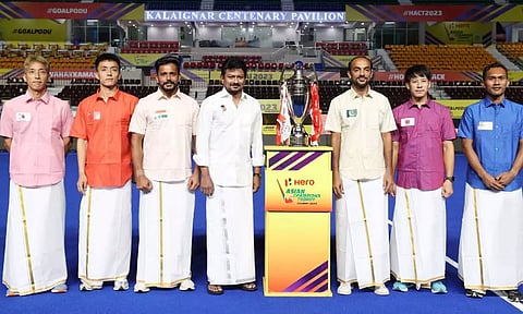 வேட்டை சட்டையில் புதிய கெட்டப்- அமைச்சர் உதயநிதியுடன் மாஸ் காட்டிய ஹாக்கி அணி கேப்டன்கள்