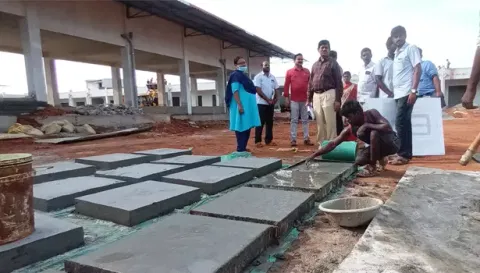 புதிய பஸ் நிலைய கட்டுமான பணிகளை நகராட்சிகளின் மண்டல இயக்குனர் பூங்கொடி அருமைக்கண் பார்வையிட்டு ஆய்வு செய்தார்.