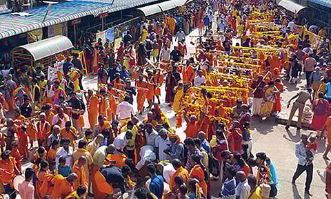 திருத்தணி, சிறுவாபுரி முருகன் கோவிலில் ஆடிக்கிருத்திகை விழா கோலாகலம்- பல்லாயிரக்கணக்கான பக்தர்கள் தரிசனம்