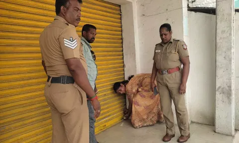போலீசாரால் குட்கா பதுக்கி வைத்திருந்த கடைக்கு சீல் வைக்கப்பட்ட காட்சி.